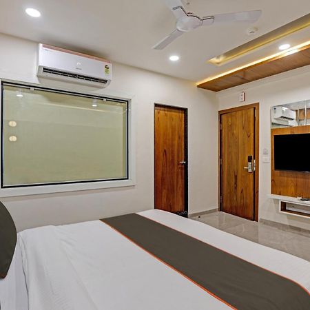 Hotel Collection O Alpha One Ahmedabad Exterior foto
