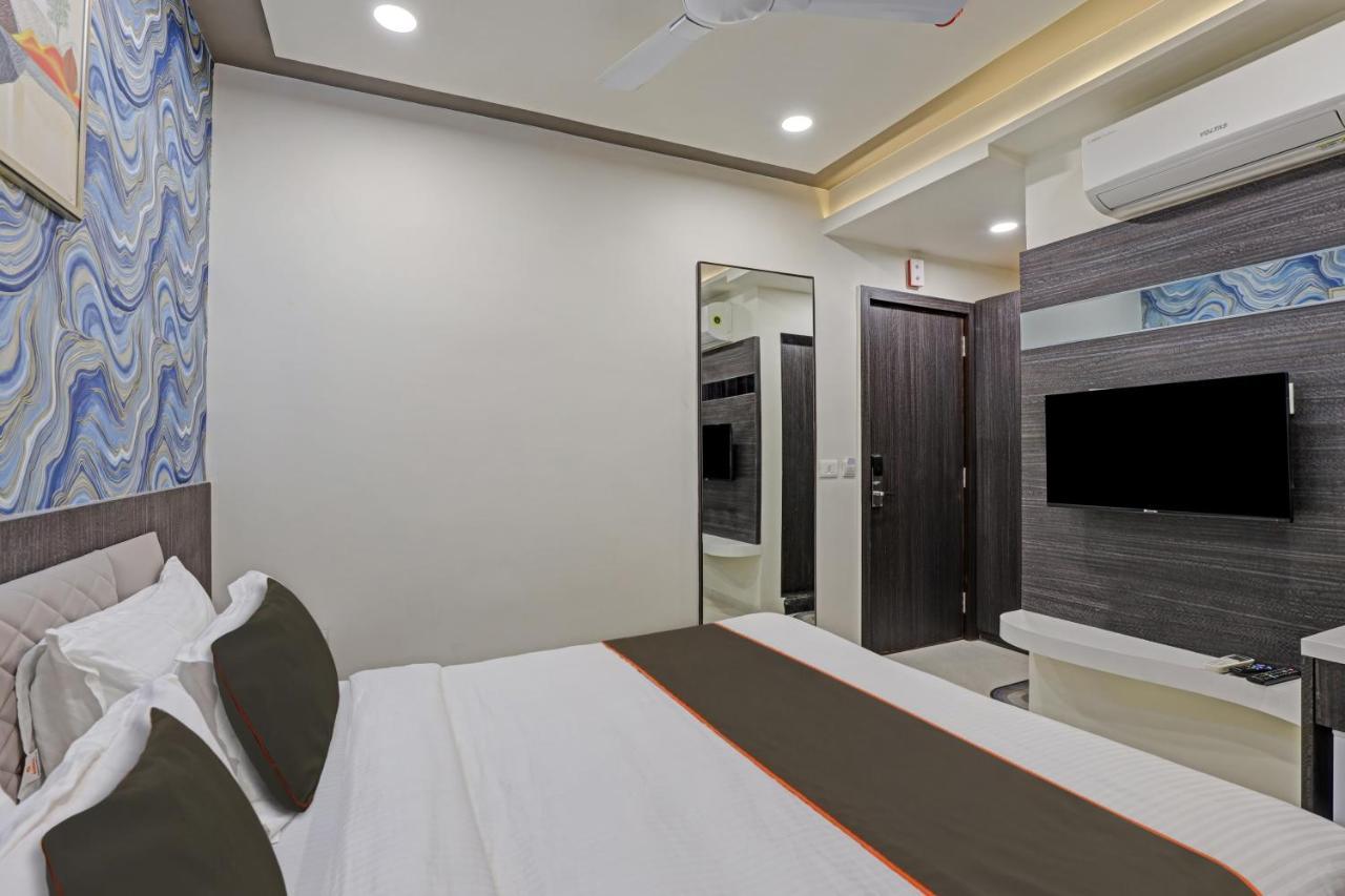 Hotel Collection O Alpha One Ahmedabad Exterior foto
