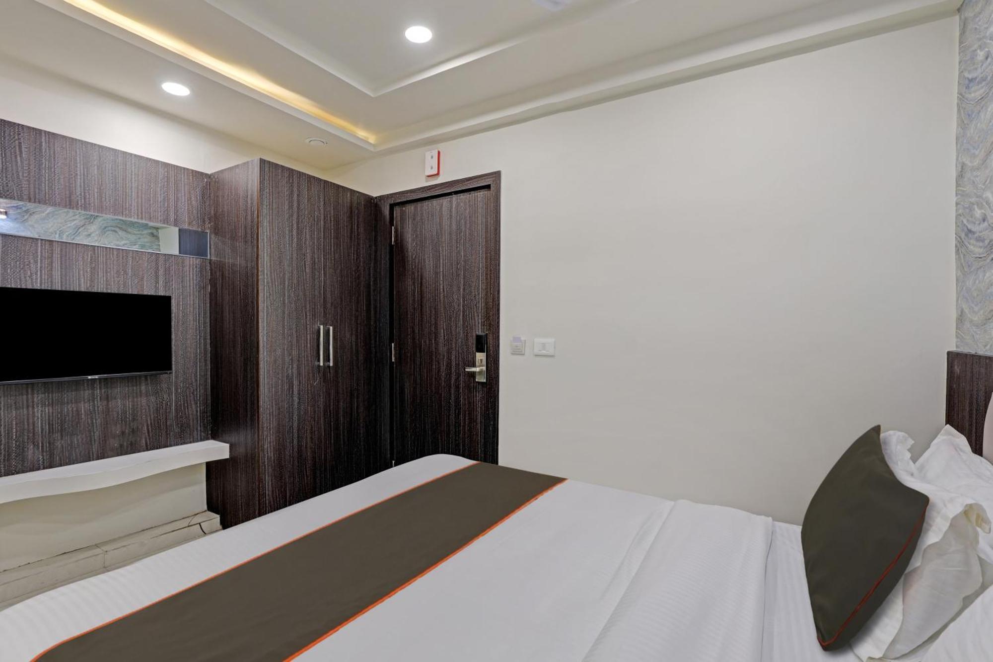Hotel Collection O Alpha One Ahmedabad Exterior foto