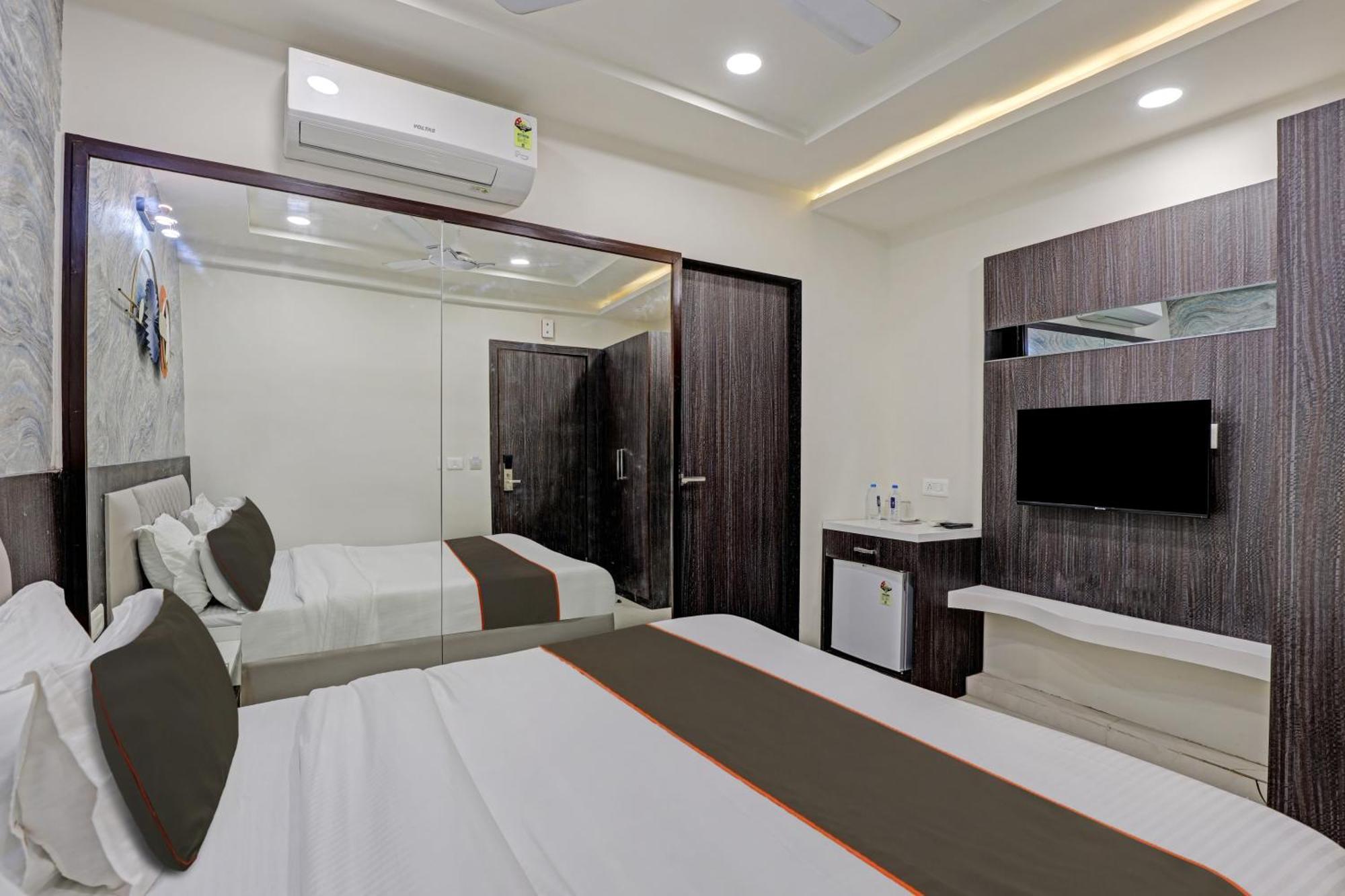 Hotel Collection O Alpha One Ahmedabad Exterior foto