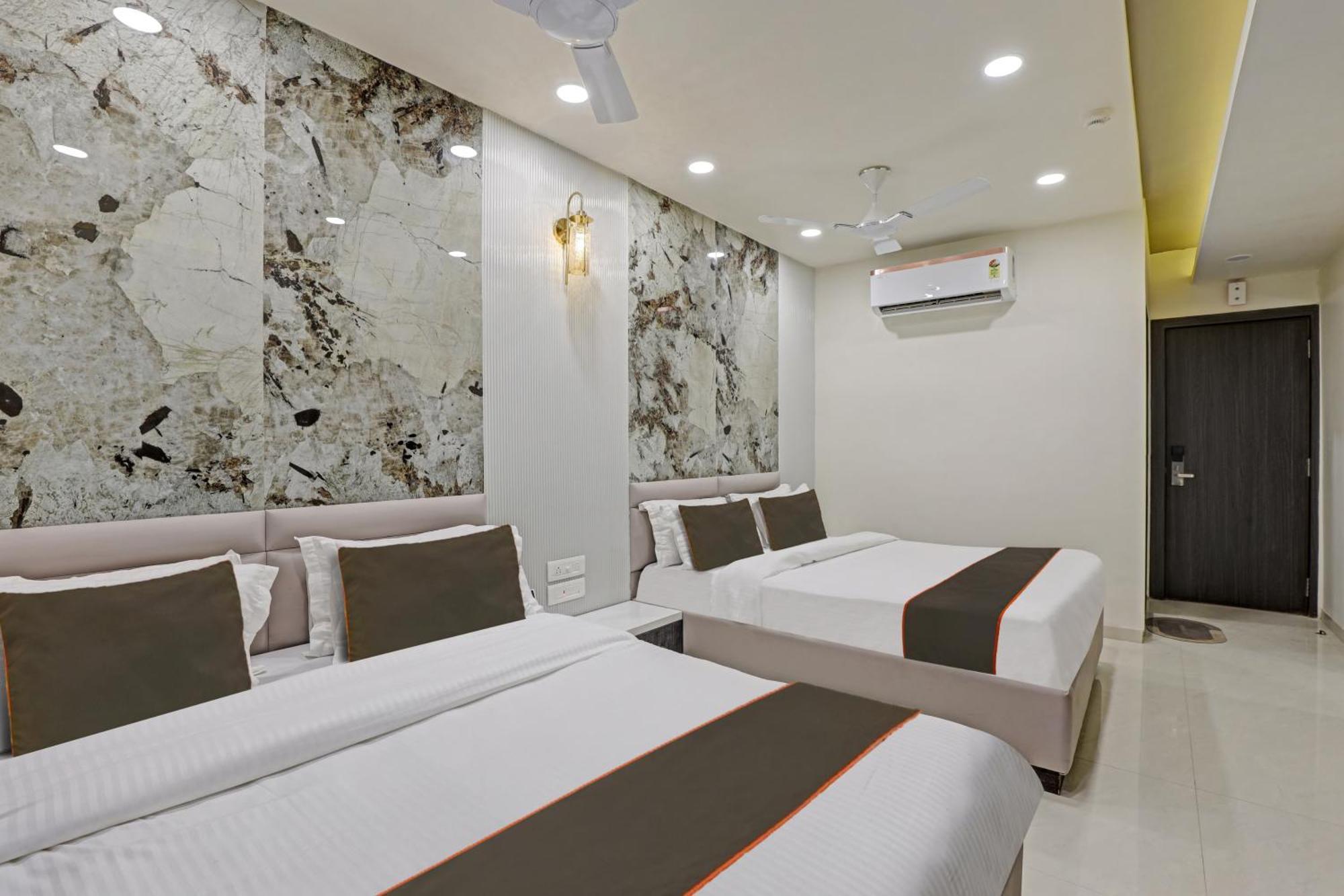 Hotel Collection O Alpha One Ahmedabad Exterior foto