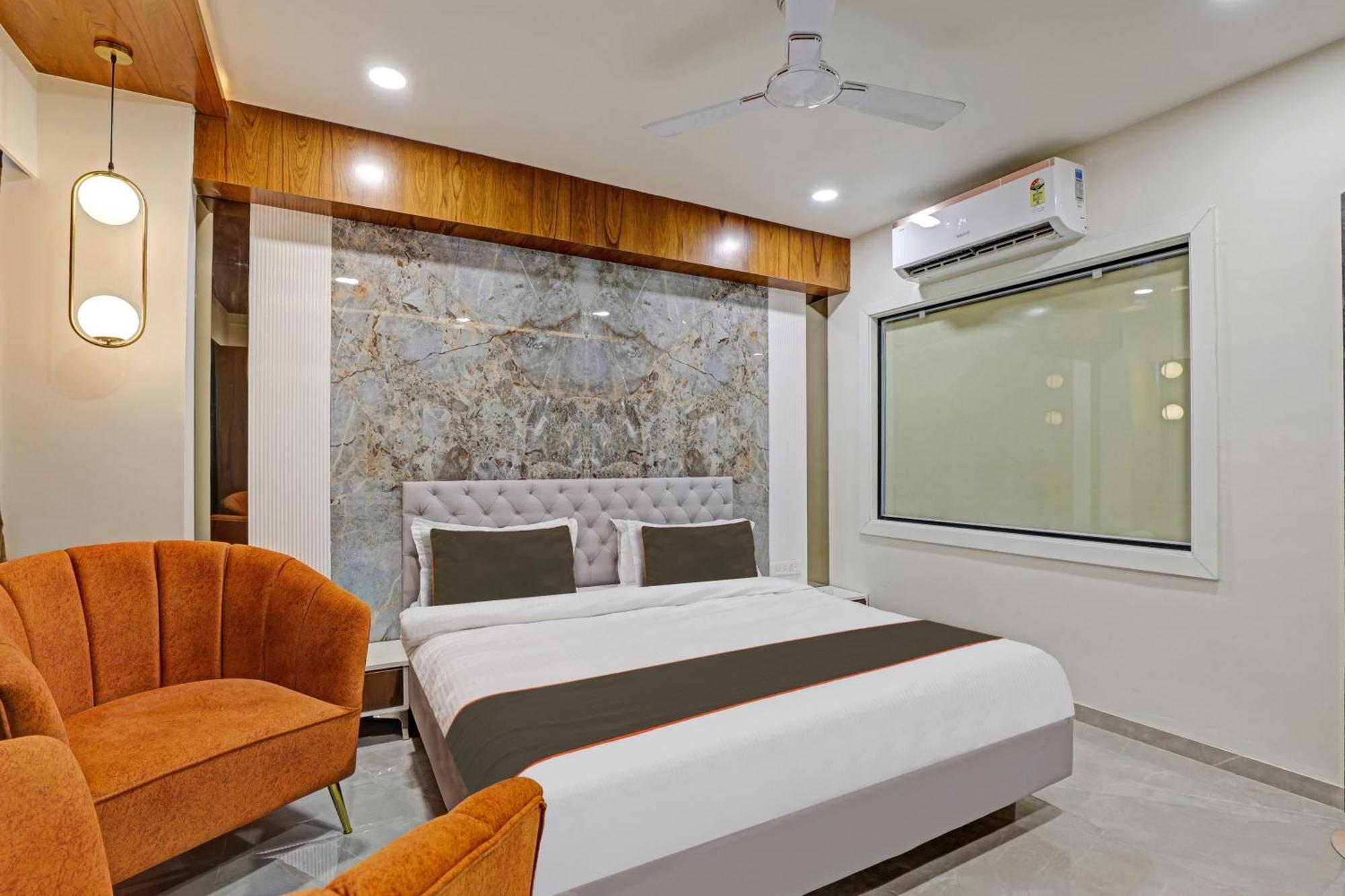 Hotel Collection O Alpha One Ahmedabad Exterior foto