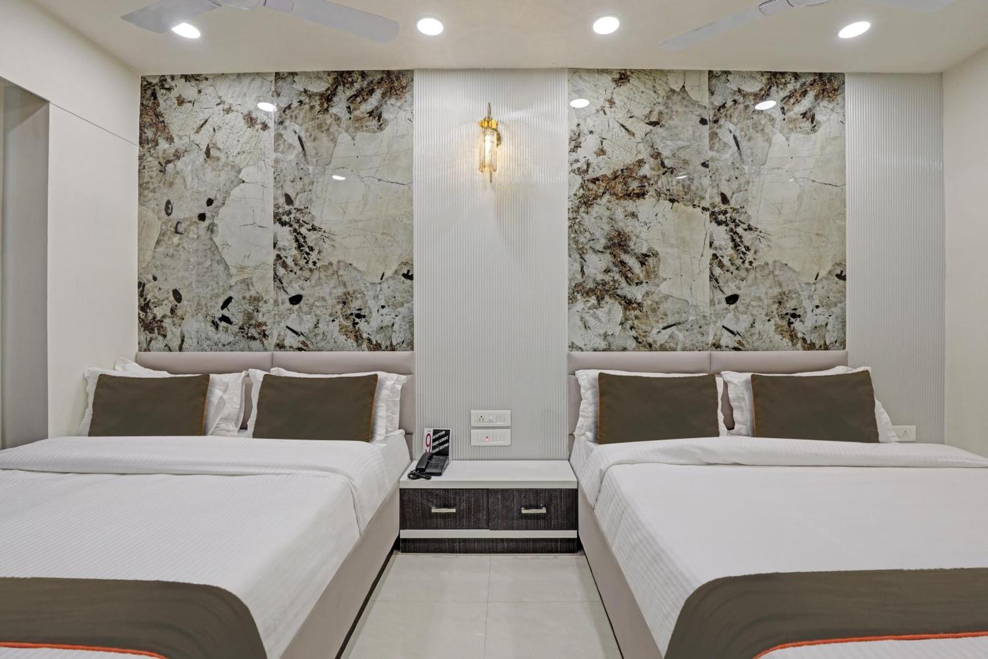 Hotel Collection O Alpha One Ahmedabad Exterior foto