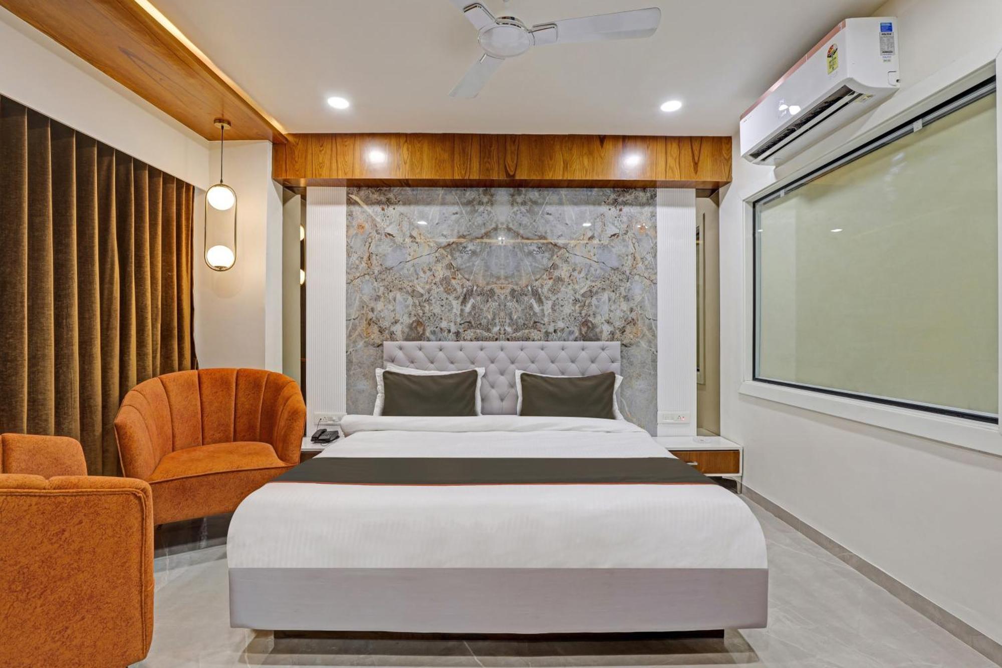 Hotel Collection O Alpha One Ahmedabad Exterior foto