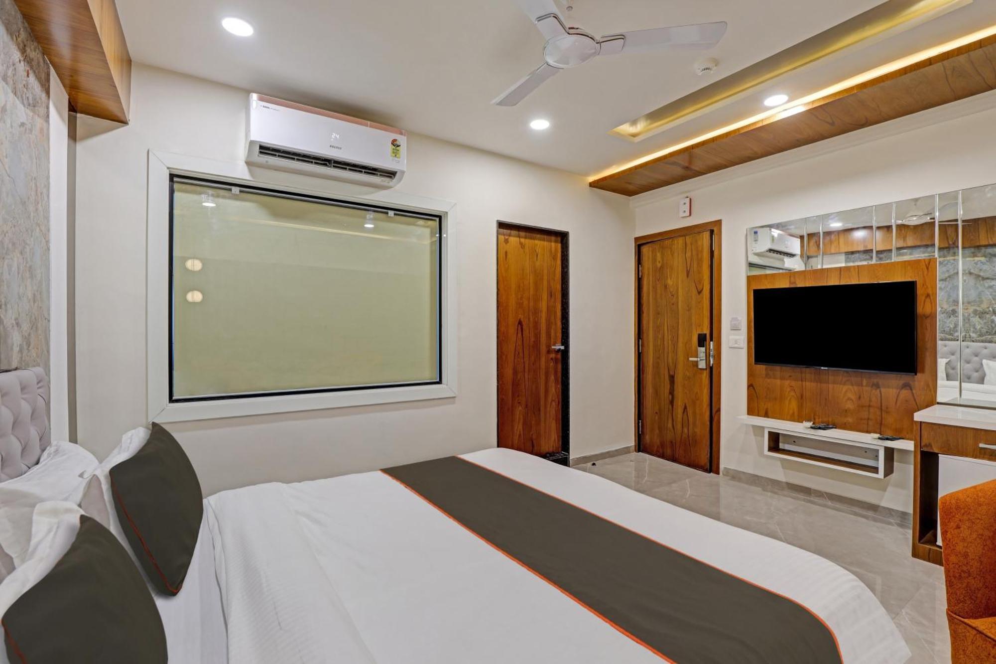 Hotel Collection O Alpha One Ahmedabad Exterior foto